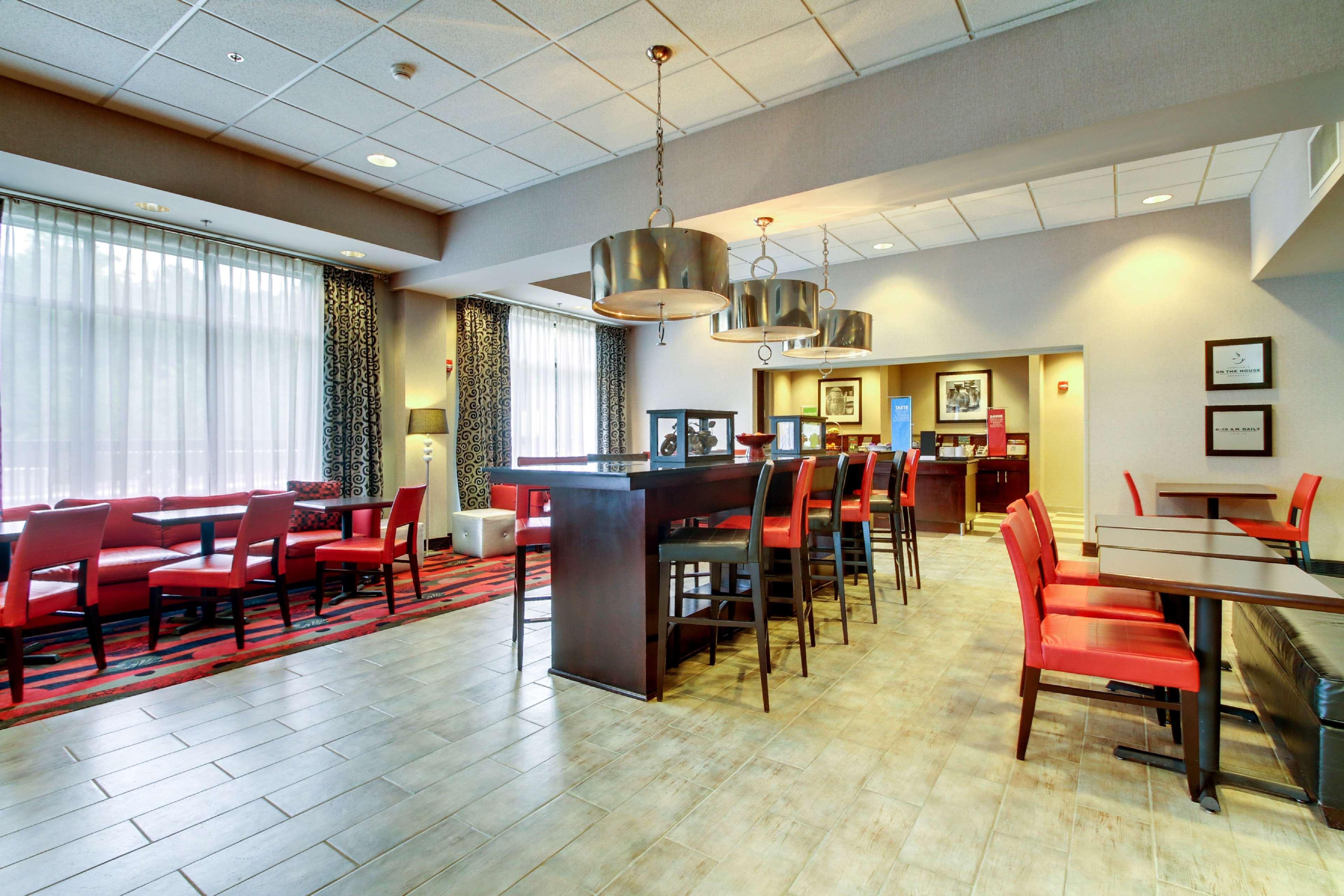 Hampton Inn Birmingham/Leeds Exterior photo