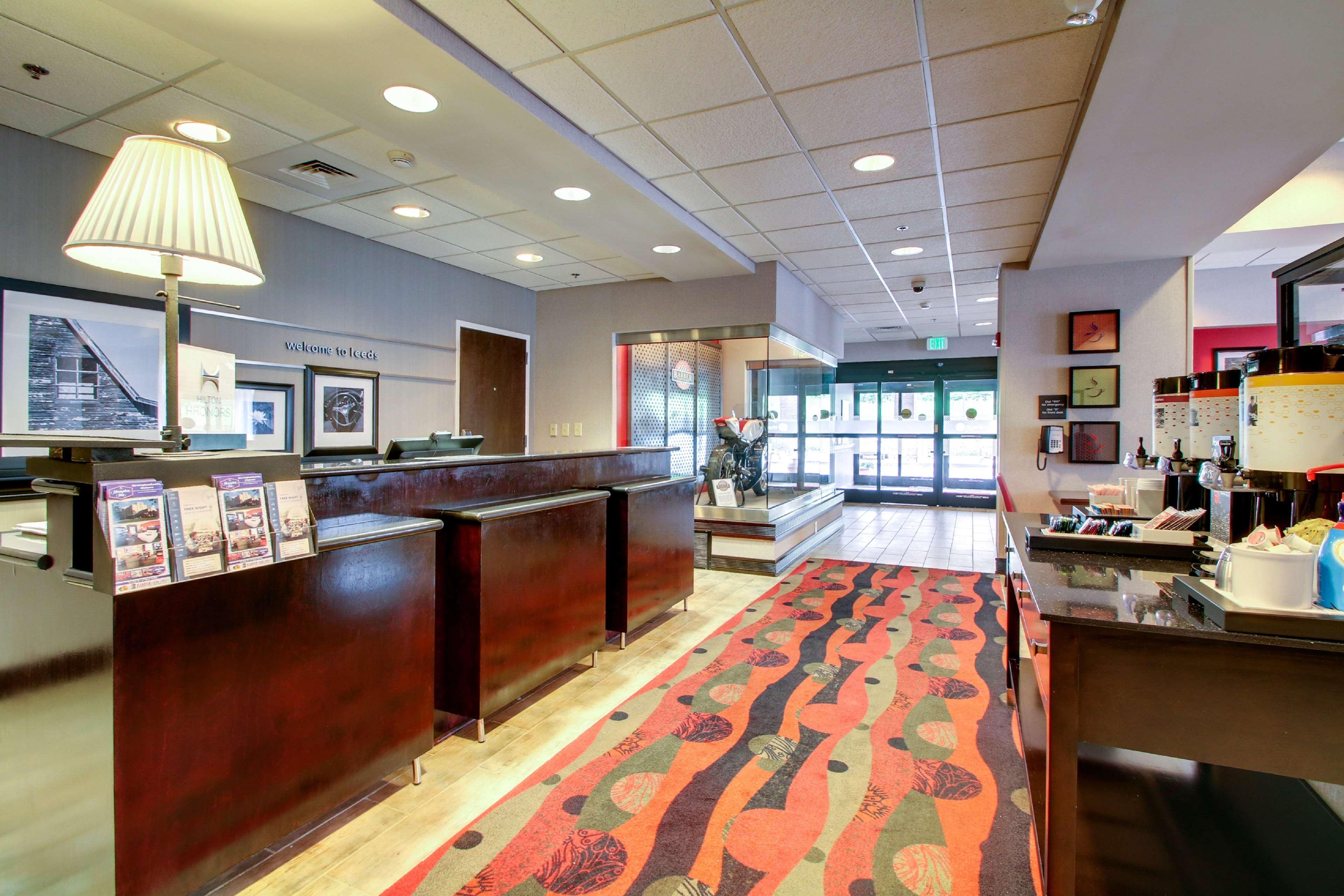 Hampton Inn Birmingham/Leeds Exterior photo