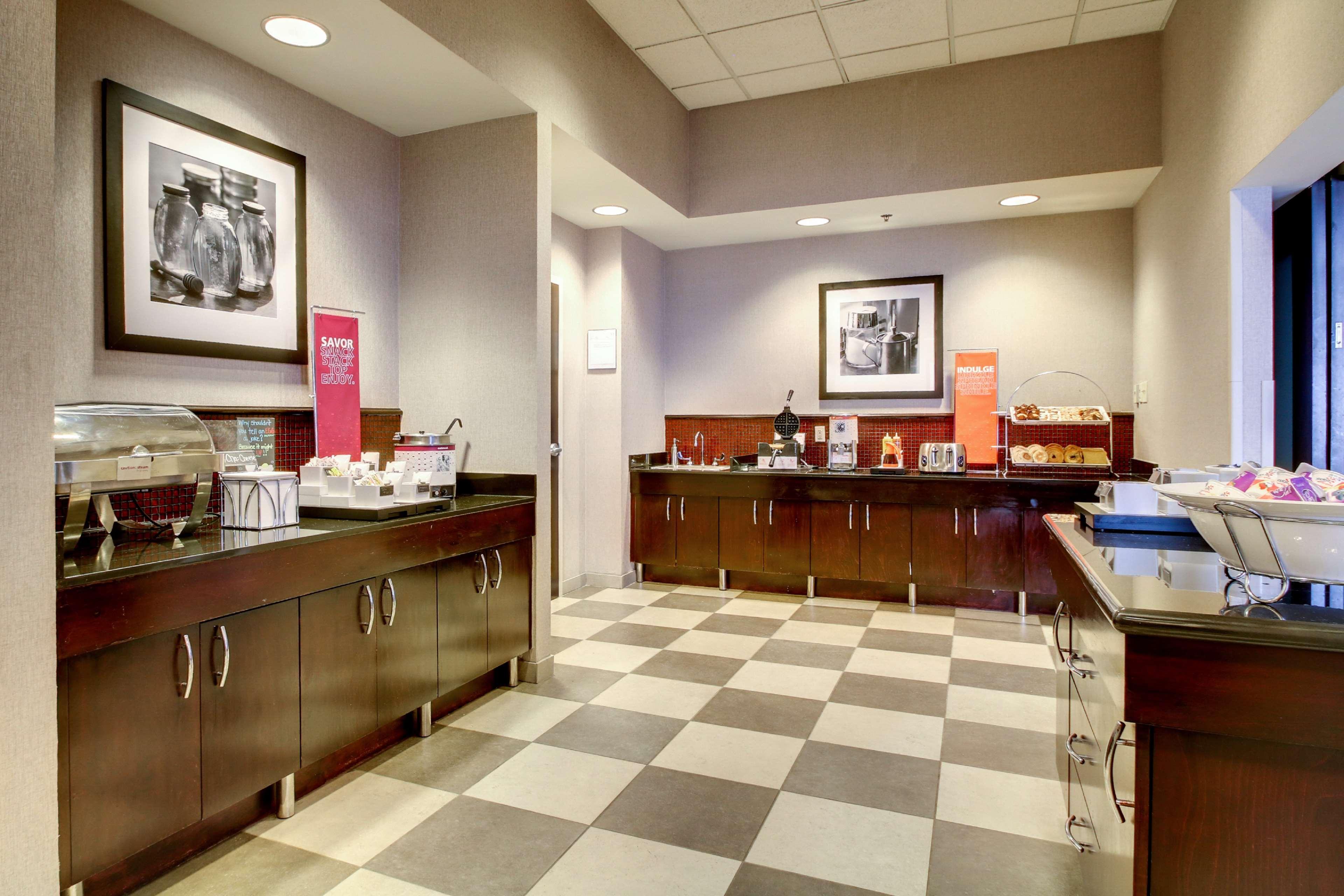 Hampton Inn Birmingham/Leeds Exterior photo