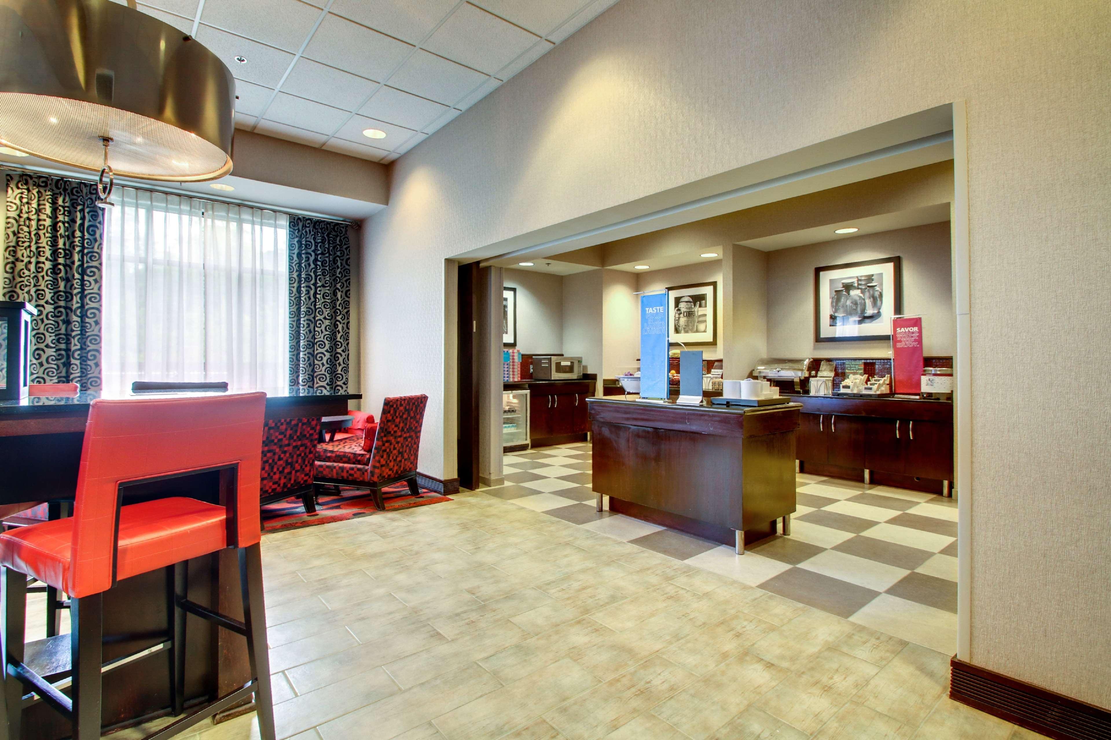 Hampton Inn Birmingham/Leeds Exterior photo