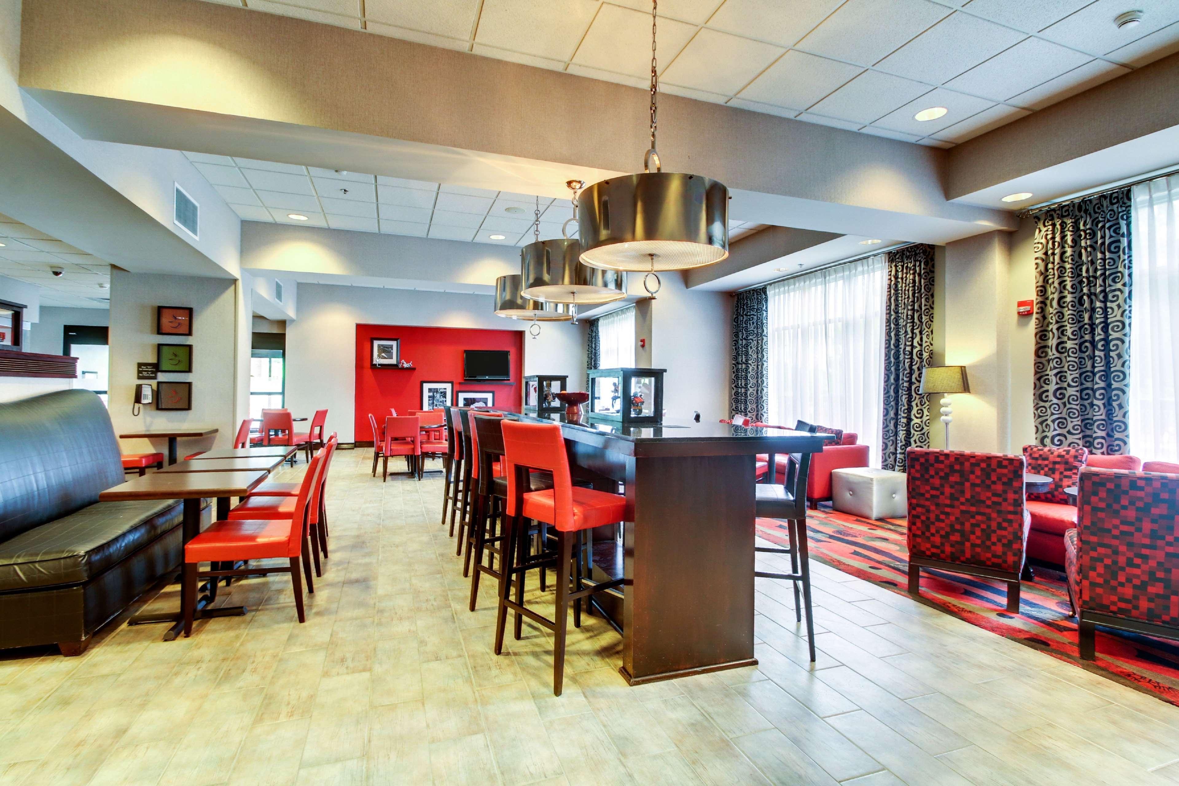 Hampton Inn Birmingham/Leeds Exterior photo