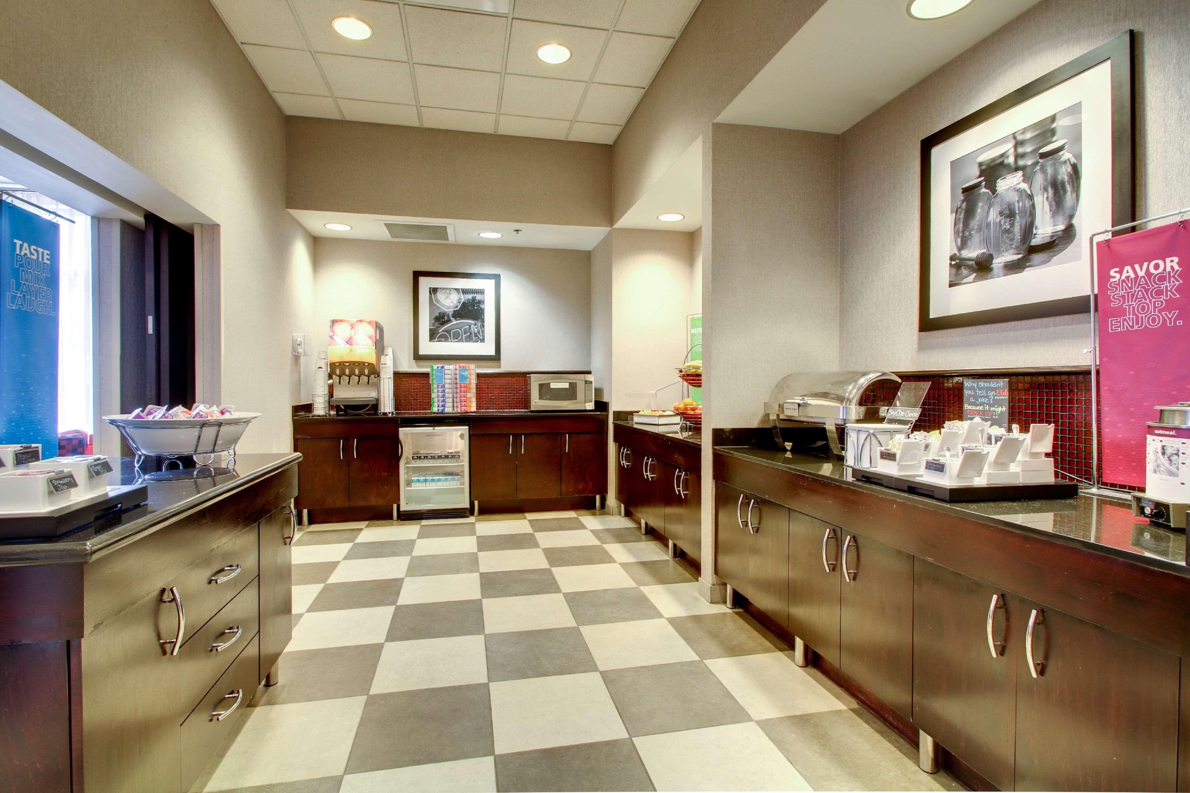 Hampton Inn Birmingham/Leeds Exterior photo