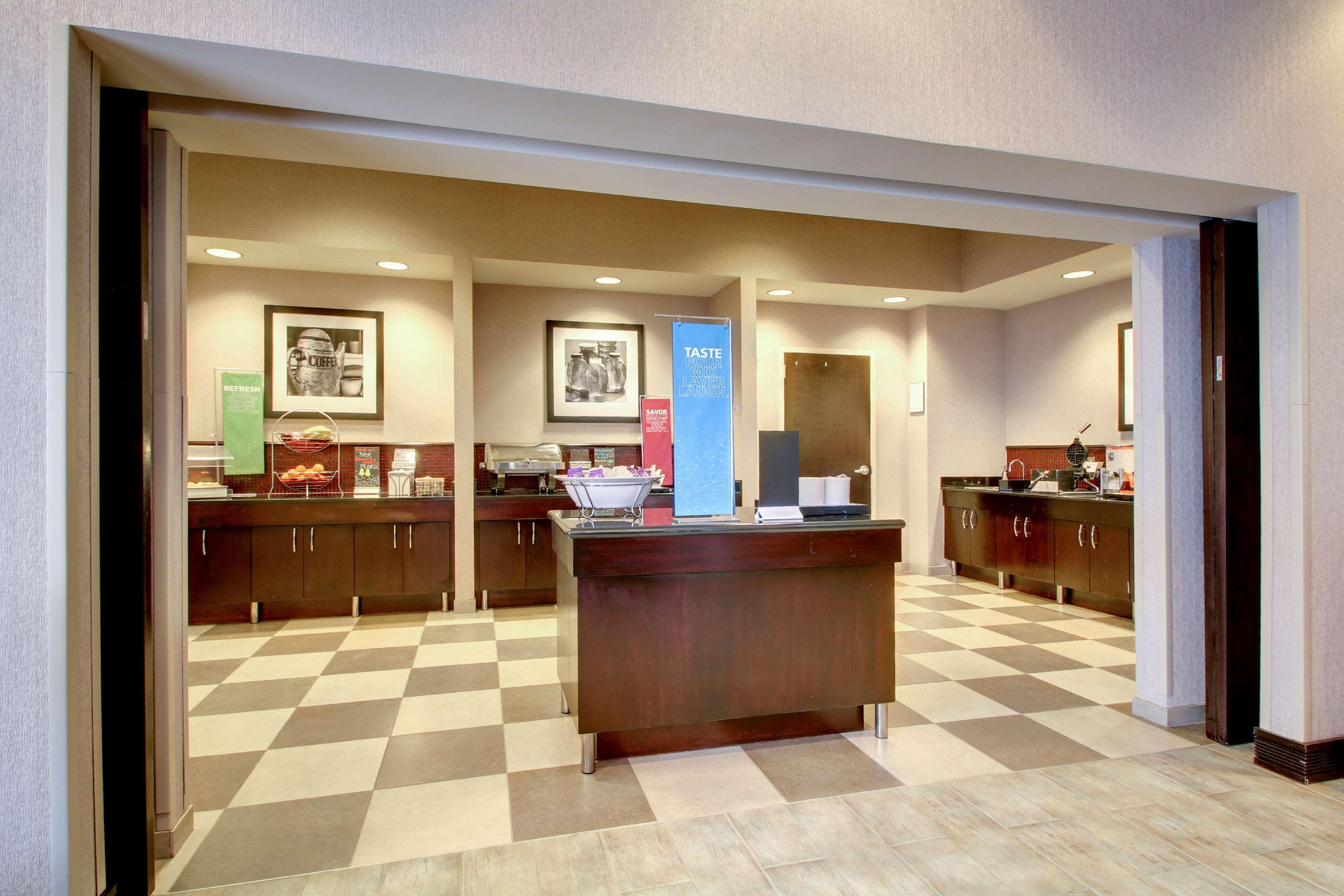 Hampton Inn Birmingham/Leeds Exterior photo