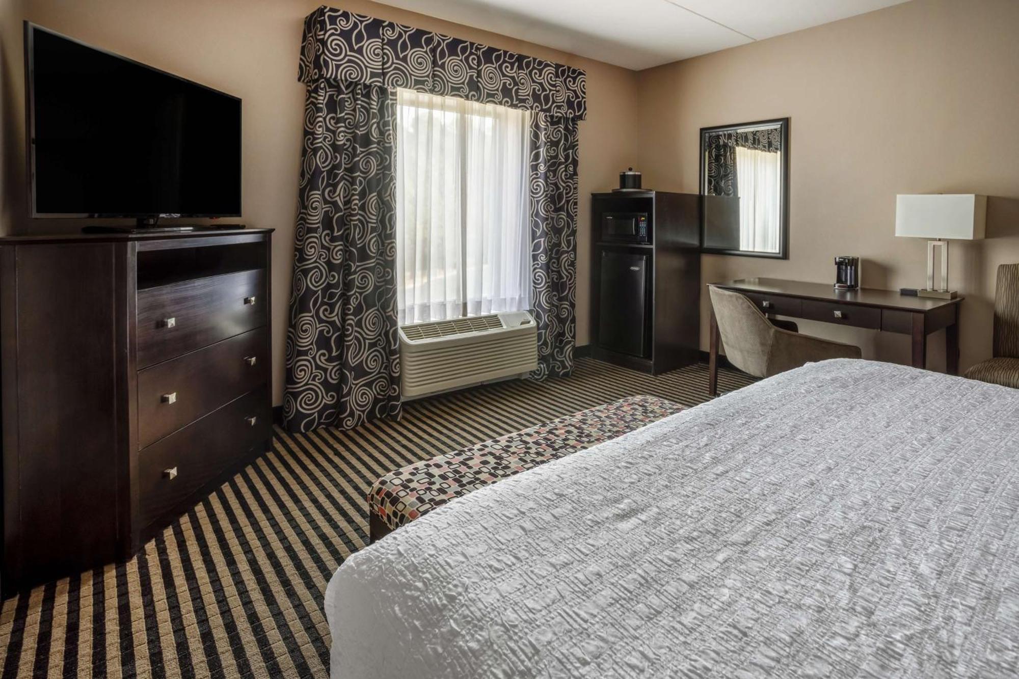 Hampton Inn Birmingham/Leeds Exterior photo