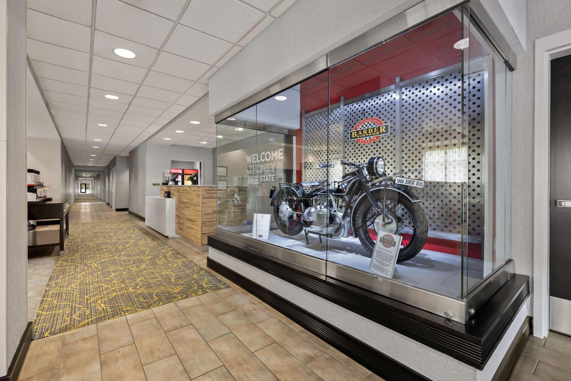 Hampton Inn Birmingham/Leeds Exterior photo